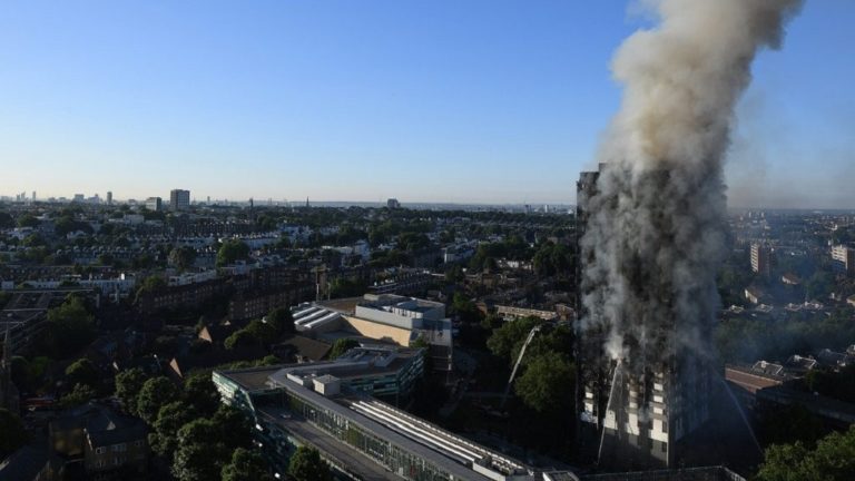 Grenfell Tower: Οι πυροσβέστες ανέβηκαν αλλά δεν μπορούν να ερευνήσουν πλήρως