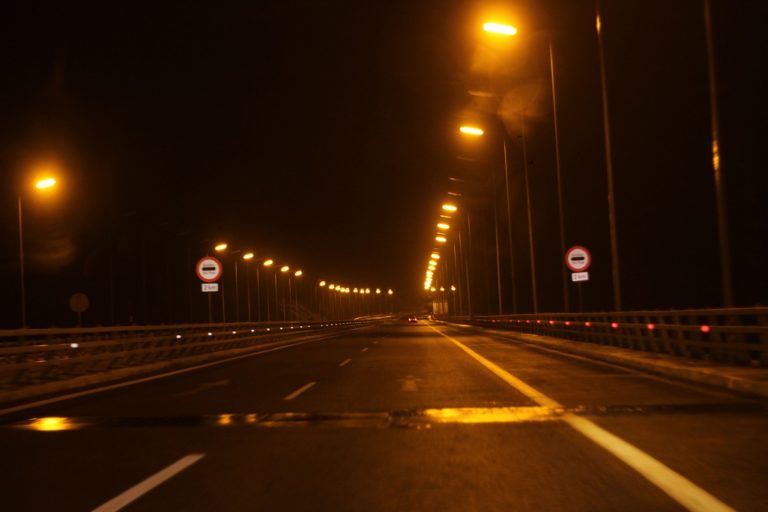 Τους λήστεψε στην νέα εθνική οδό σε χώρο στάθμευσης