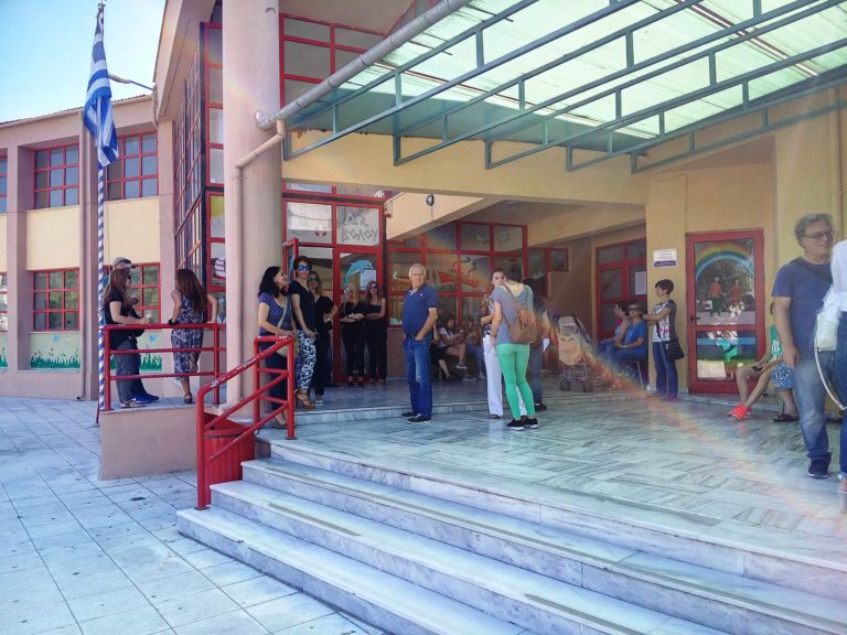 Βόλος: Συγκεντρώνουν υπογραφές για την διευθύντρια του σχολείου