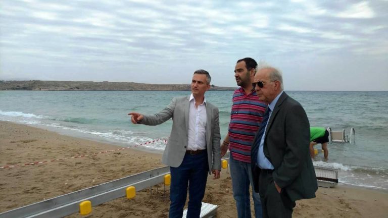 Εύκολη πρόσβαση ΑμΕΑ στην παραλία του Καρτερού