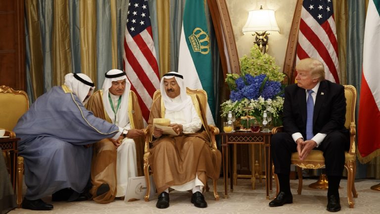‘Έτοιμα να σκληρύνουν τη στάση τους τα ΗΑΕ έναντι του Κατάρ –Tηλεφωνική διπλωματία Τραμπ