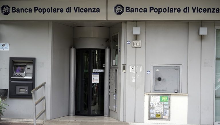 Στη διάσωση δύο τραπεζών προχώρησε η ιταλική κυβέρνηση