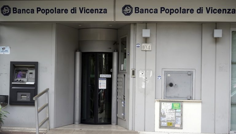 Στη διάσωση δύο τραπεζών προχώρησε η ιταλική κυβέρνηση