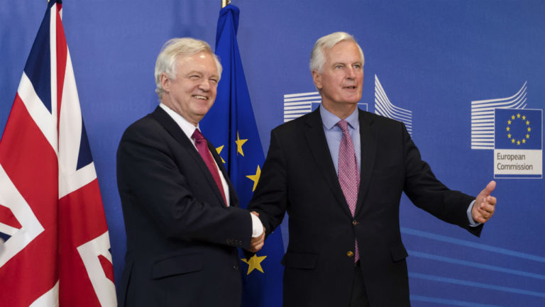 Ξεκινούν οι συνομιλίες μεταξύ Βρετανίας και ΕΕ για το Brexit (video)