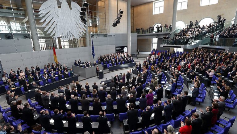 Η γερμανική Βουλή ενέκρινε την εκταμίευση της δόσης