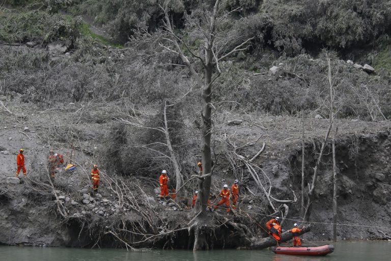 Εντολή αποχώρησης στους διασώστες του Σετσουάν – Φόβος νέας κατολίσθησης