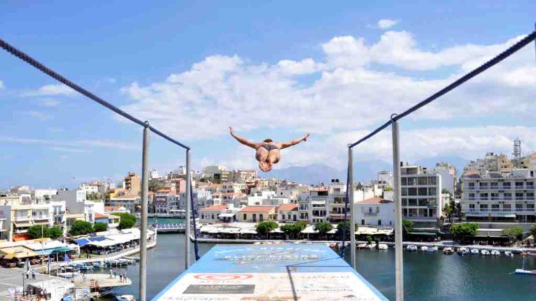 Στους ρυθμούς του cliff diving ο δήμος Αγίου Νικολάου