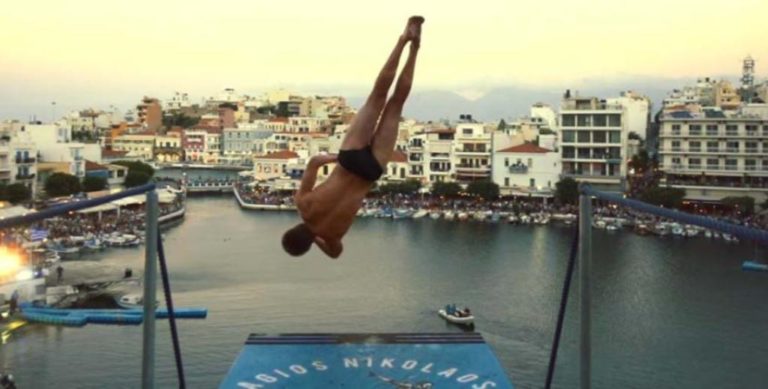 Μαγνήτισαν οι αθλητές του Cliff Diving στον Άγιο Νικόλαο