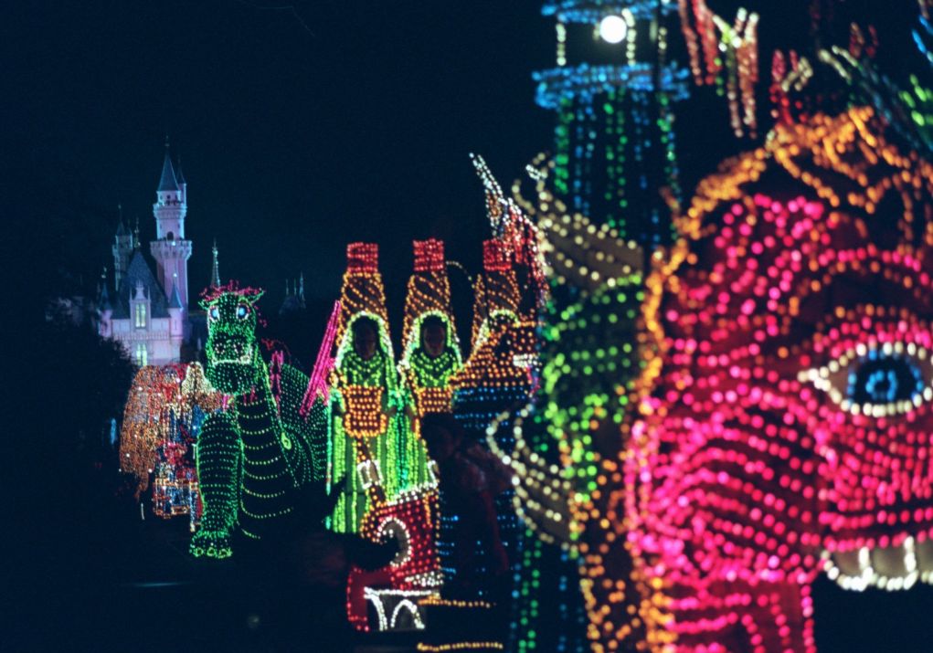 ΗΠΑ: Ο Τζεφ Ρέιτς επισκέπτεται τη Disneyland επί 2.000 συνεχείς ημέρες