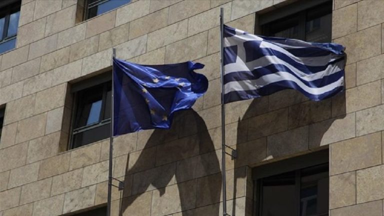 Bloomberg: Τα σενάρια της Κομισιόν για το ελληνικό χρέος