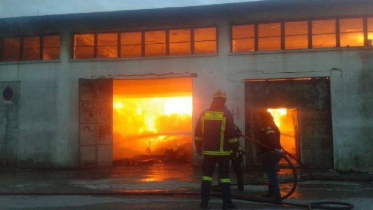 Φωτιά κατέστρεψε τις αποθήκες