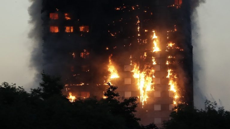 Λονδίνο: Έγγραφα “φωτιά” για ανακαίνιση του Γκρένφελ με φθηνότερα υλικά