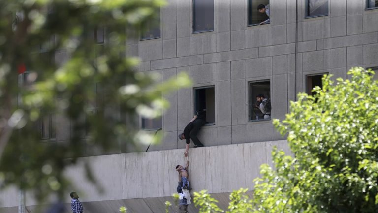 “Τέλος” των επιθέσεων ανακοίνωσε η Τεχεράνη – 12 νεκροί (video)