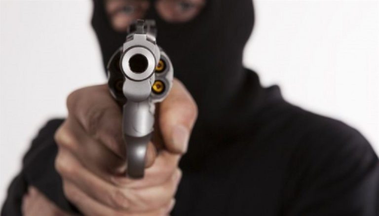 Ληστεία σε πρατήριο υγρών καυσίμων με απειλή όπλου