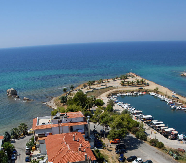 Πλωτό φράγμα στη Νέα Ποτίδαια για περιορισμό της ρύπανσης
