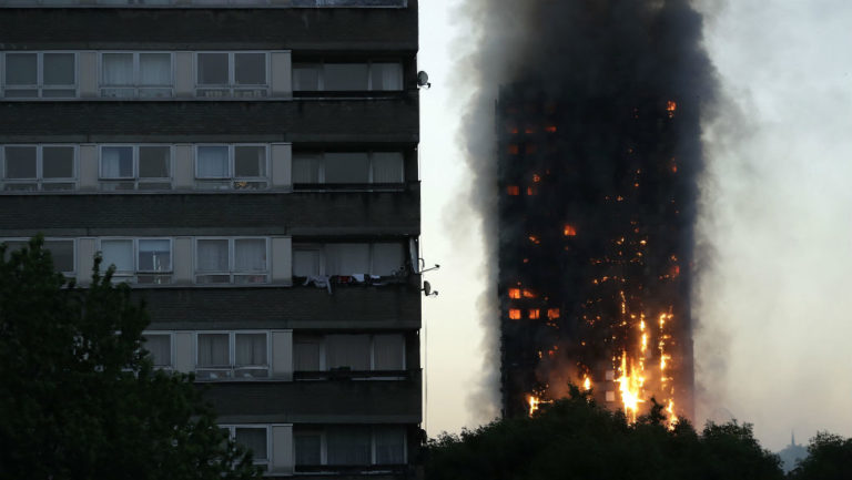 Θρήνος και οργή για τους νεκρούς του πύργου Grenfell (video)