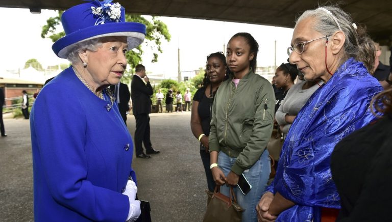 Τους πληγέντες από την πυρκαγιά στο Λονδίνο επισκέφτηκε η Βασίλισσα Ελισάβετ