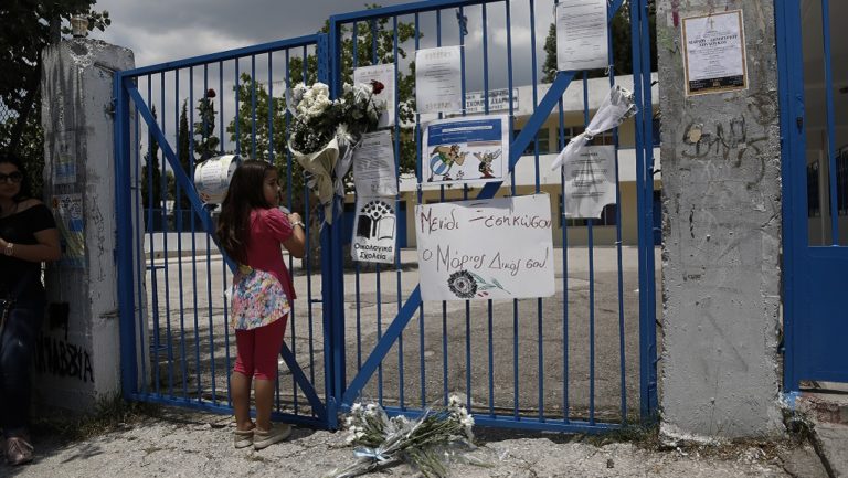 Οργή και θρήνος για το χαμό του 11χρονου μαθητή- 23χρονος Ρομά ομολόγησε ότι πυροβόλησε την Πέμπτη (video)