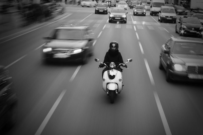 Έφηβοι και νέοι οδηγοί κινδυνεύουν περισσότερο στους δρόμους στην Ελλάδα