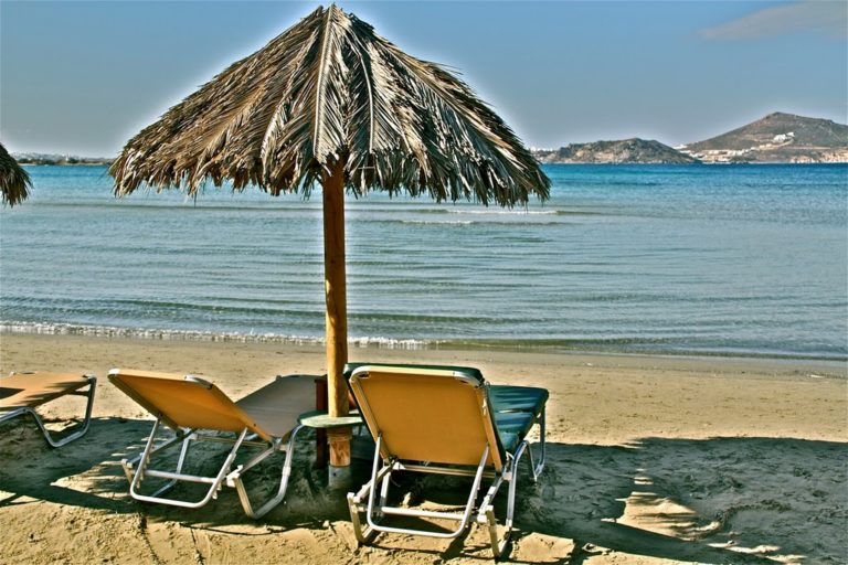 Έφοδος ελεγκτών στις παραλίες της Τήνου: Διαπιστώθηκε παράνομη κατάληψη 3.000 τ.μ. αιγιαλού – Στο αυτόφωρο επιχειρηματίας