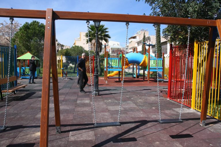 Αντικαπνιστικές πινακίδες τοποθετεί ο δήμος Θεσσαλονίκης σε παιδικές χαρές
