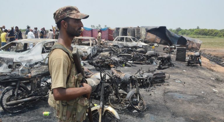 Εκατόμβη νεκρών από έκρηξη βυτιοφόρου στο Πακιστάν