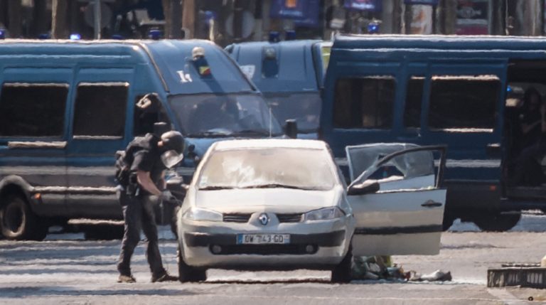 Επίθεση ενόπλου με ΙΧ σε βαν της αστυνομίας στο Παρίσι-Νεκρός ο 31χρονος δράστης