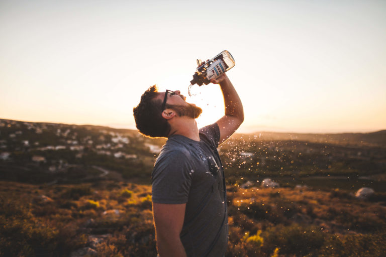 Πόσα ποτήρια νερό πρέπει να πίνουμε το καλοκαίρι;