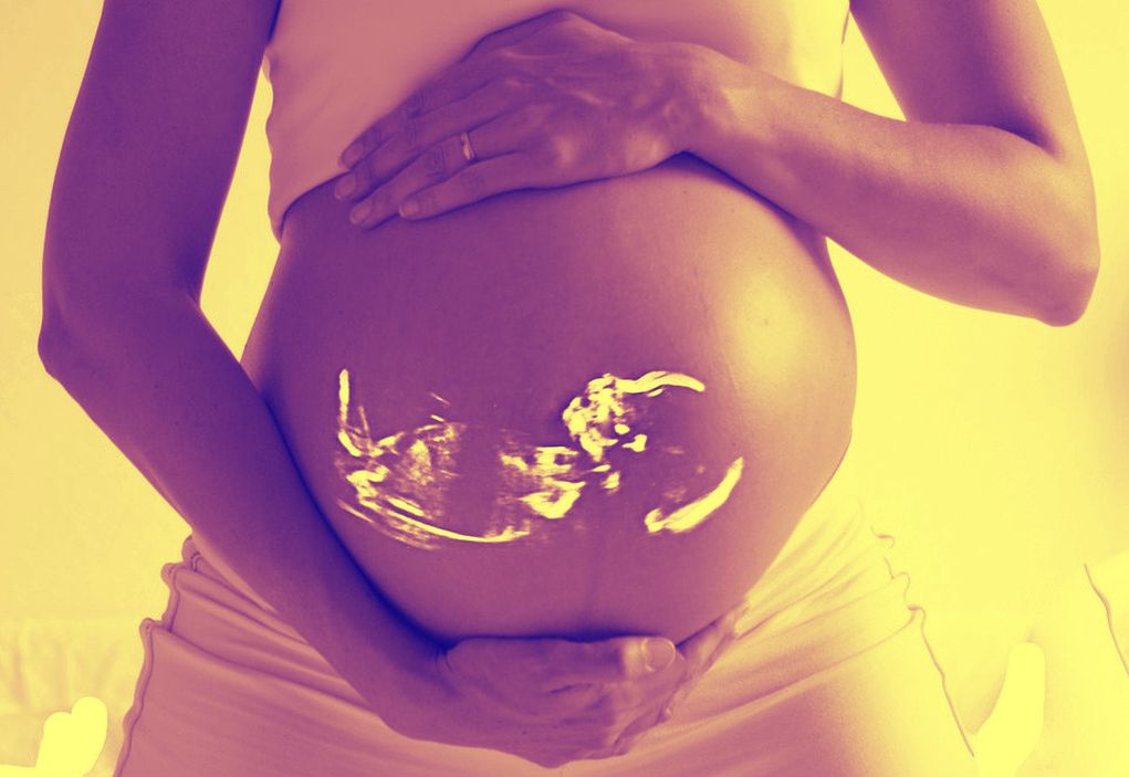 Έρευνα συσχετίζει τον πυρετό στην εγκυμοσύνη με τον κίνδυνο αυτισμού για το παιδί