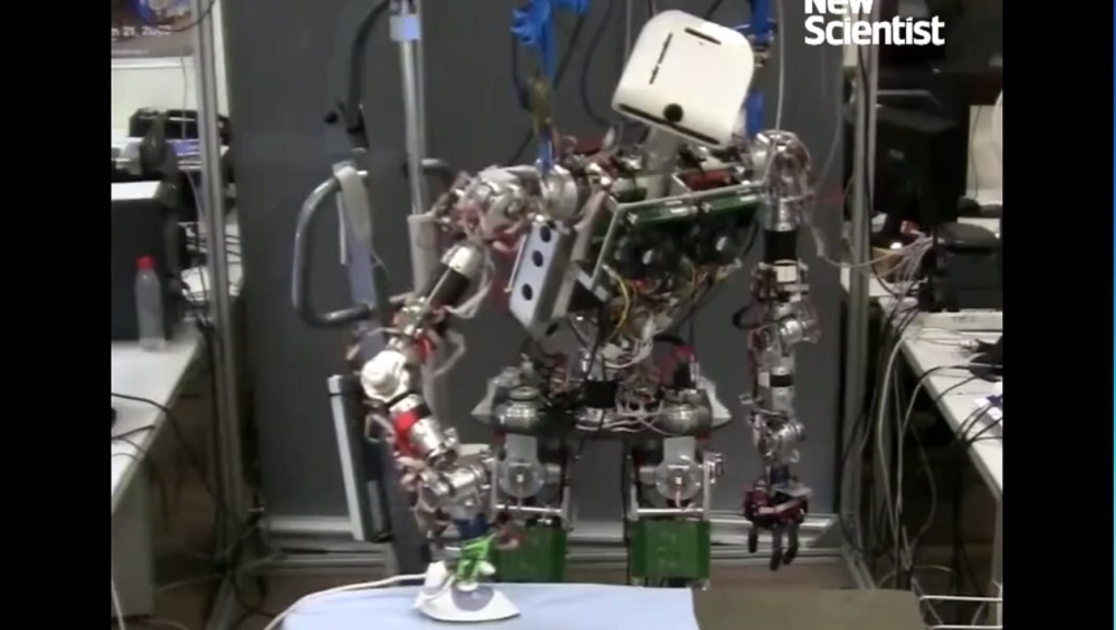 Η χαρά της νοικοκυράς… ρομπότ σιδερώνει ρούχα (video)