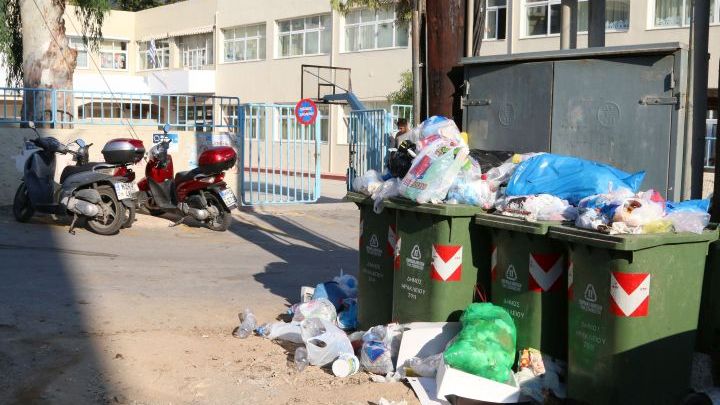 Καταλήψεις σε αμαξοστάσια των δήμων από συμβασιούχους εργαζόμενους