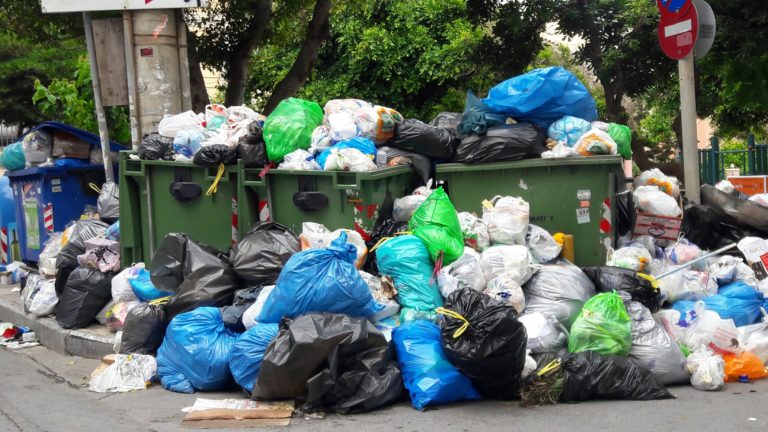 Καταγγελία του Επαγγελματικού Επιμελητηρίου Θεσσαλονίκης στον εισαγγελέα για τα σκουπίδια