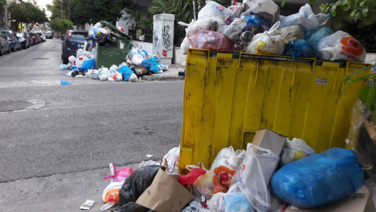 Αφόρητη η κατάσταση με τα σκουπίδια – Προς ολιγόμηνες συμβάσεις (video)