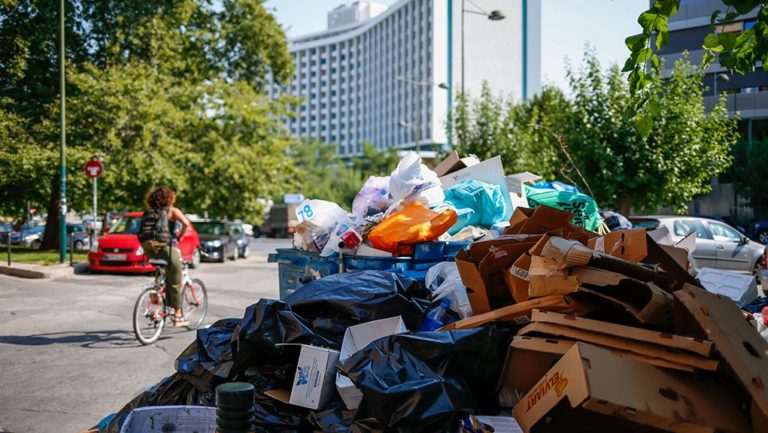 Κόντρα με φόντο τις κινητοποιήσεις στην καθαριότητα – Συνεχίζεται μέχρι την Πέμπτη η απεργία (video)