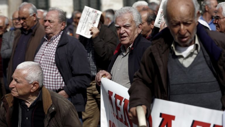 Σε εκκρεμότητα 305.000 συντάξεις και εφάπαξ (video)