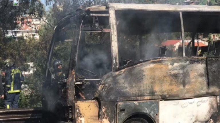 Φωτιά σε εν κινήσει τουριστικό λεωφορείο