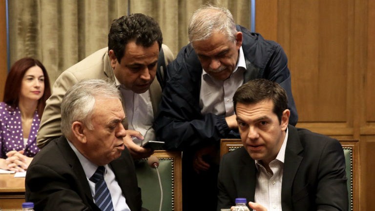 Τσίπρας στο υπουργικό: Αν δεν επιτευχθεί η λύση, πάμε στη Σύνοδο Κορυφής