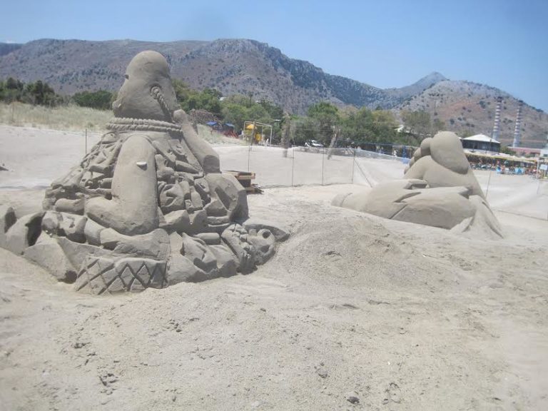 Ολοκληρώθηκαν τα γλυπτά στην άμμο στην Αμμουδάρα (video)