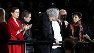 Ο Μίκης Θεοδωράκης (Κ) όρθιος στην σκηνή αφού διηύθυνε την ορχήστρα στο τελευταίο τραγούδι της βραδιάς στην συναυλία που διοργανώθηκε προς τιμήν του, στο Παναθηναίκό Στάδιο, Δευτέρα 19 Ιουνίου 2017. Για πρώτη φορά στην ιστορία 1000 χορωδοί απο 30 πόλεις της Ελλάδας θα σχηματίσουν μία πελώρια χορωδία, η οποία με τη συνοδεία Συμφωνικής Μαντολινάτας θα αποδώσει μερικά από τα αριστουργήματα του μεγάλου δημιουργού. ΑΠΕ ΜΠΕ/ΑΠΕ ΜΠΕ/ΑΛΕΞΑΝΔΡΟΣ ΒΛΑΧΟΣ