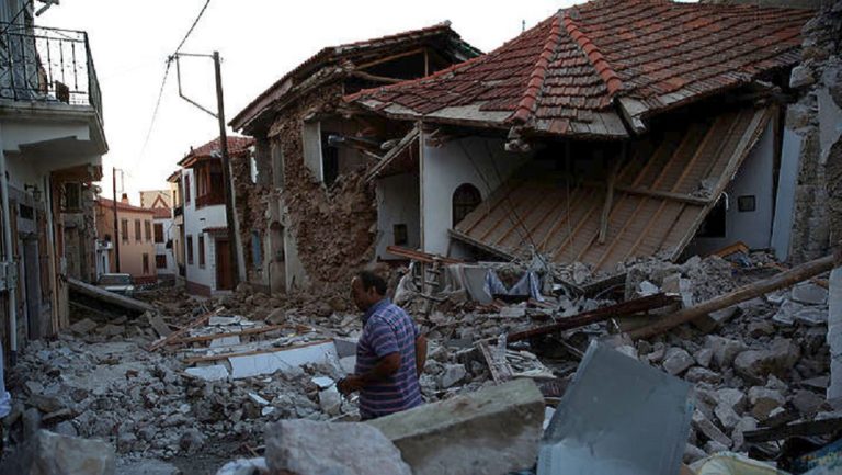«Ισοπέδωσε» το χωριό Βρίσα ο σεισμός των 6,1 Ρίχτερ – Μια γυναίκα νεκρή (video)