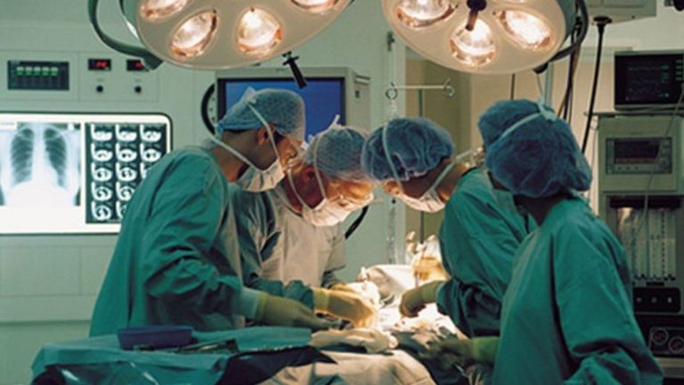 Δίωξη χειρουργού γιατί υπέγραψε στο συκώτι δύο ασθενών