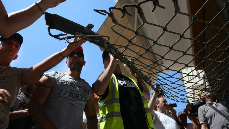 Κλιμάκωση από τους συμβασιούχους αλλά και βήματα για λύση από την κυβέρνηση (video)