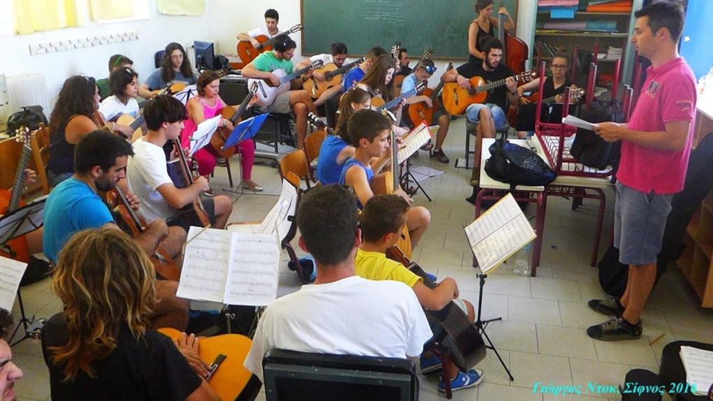 Τα παιδιά μαθαίνουν μουσική με τις ενέργειες του Συνδέσμου