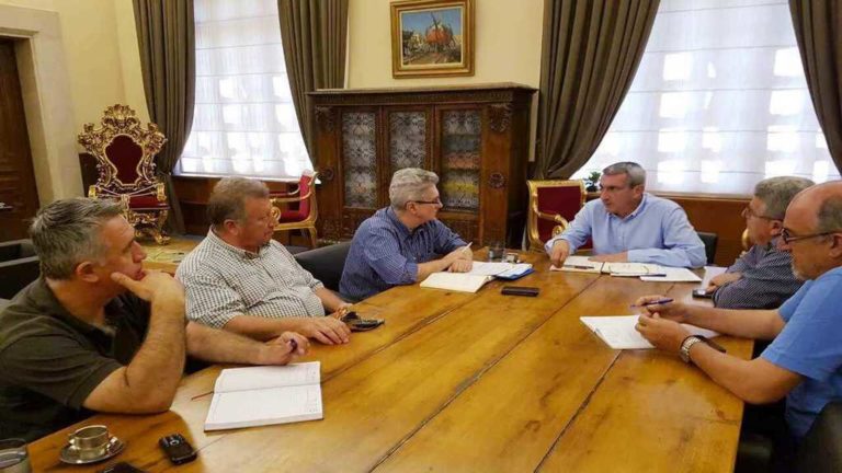 Με γιατρούς και ασθενοφόρα ενισχύει το ΕΚΑΒ η Περιφέρεια