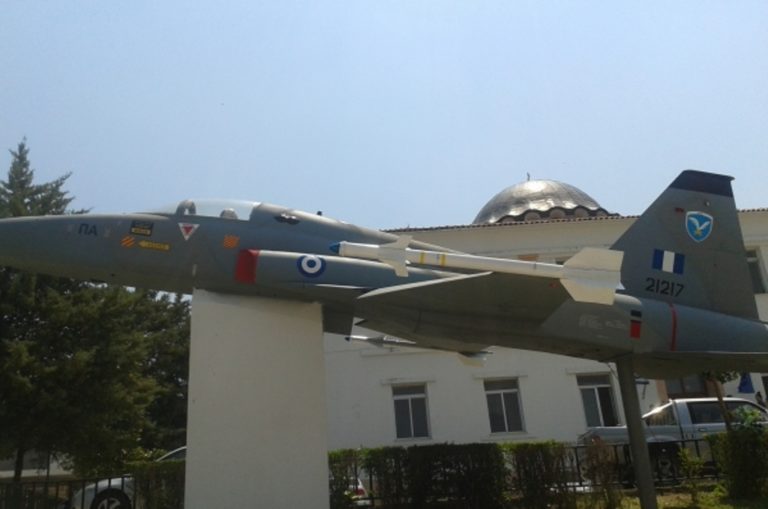 Διδυμότειχο: Ομοίωμα πιλότου στο αεροπλάνο – μνημείο