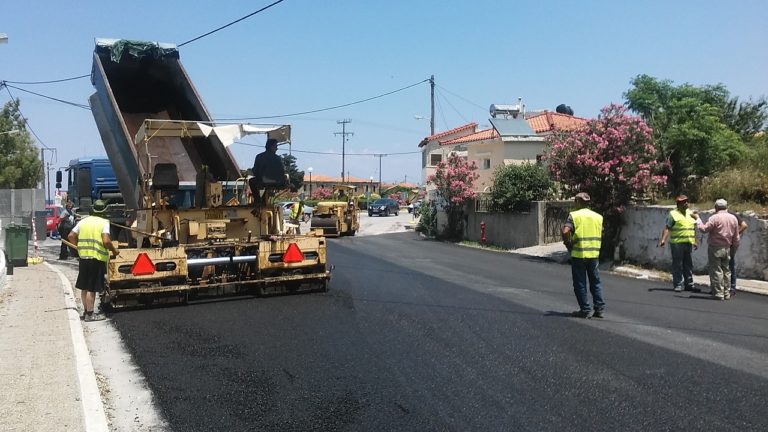 Σάμος: Ξεκίνησε η ασφαλτόστρωση στο Καρλόβασι