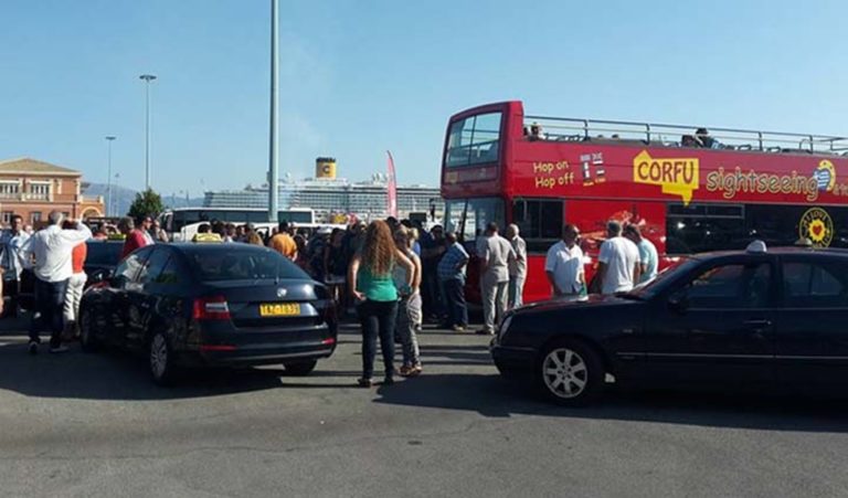 Κέρκυρα: Σύσκεψη στην Περιφέρεια για τα περιηγητικά λεωφορεία