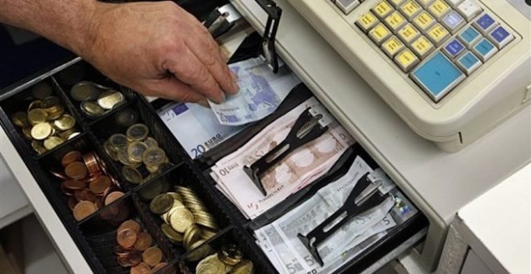 Βόλος: 29χρονος ξάφριζε ταμειακές καταστημάτων