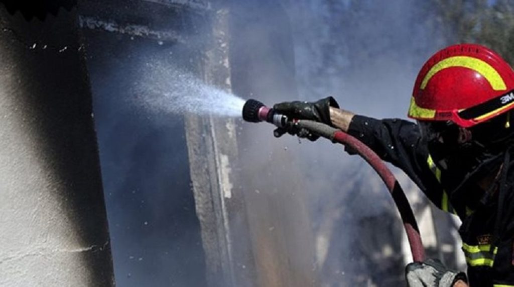Πυρκαγιά σε χαρτοβιομηχανία στο Βέλο Κορινθίας