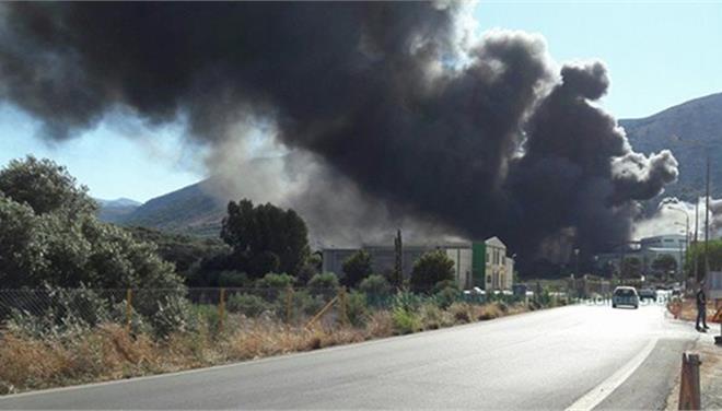 Ηράκλειο: Κάηκε εργοστάσιο στρωμάτων στην περιοχή Τυλίσου